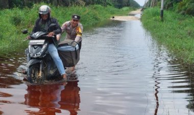 Motor Mogok Akibat Ruas Jalan di Pelalawan Masih Terendam Banjir