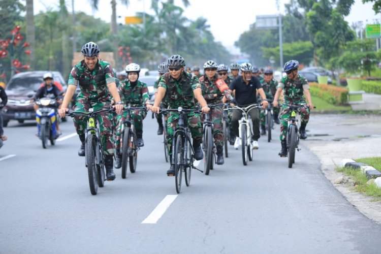 Dandim 0301/Pbr Laksanakan Patroli Pemilu Bersama Dandrem 031/WB dengan Bersepeda