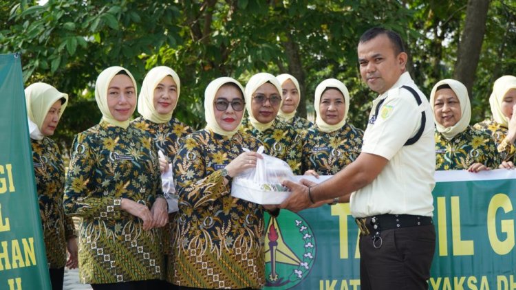 Ikatan Adhyaksa Dharmakarini (IAD) Wilayah Riau Melakukan Kegiatan Berbagi Takjil kepada Masyarakat