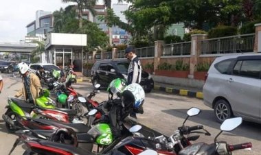 Minta Dishub Pekanbaru Tertibkan Parkir dihalte busway ilegal. Ada Rambu- Rambu Dilarang Parkir
