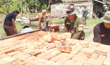Bahan Batu Bata Tiba, Satgas dan Warga Gotong Royong Pindahkan Material