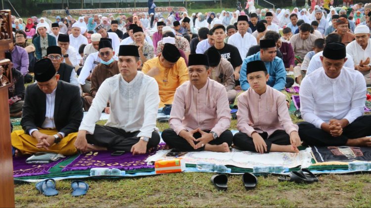 Dandim 0301 Pekanbaru dan Ketua Persit Laksanakan Sholat Idul Fitri Bersama Forkopimda 