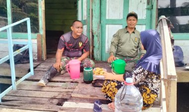 Satgas Pra TMMD Manfaatkan Waktu Istirahat Komsos Bersama Warga