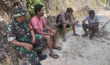 Disela Istirahat, Satgas TMMD Komsos Berbincang-bincang Bersama Warga  