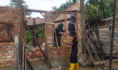 Satgas TMMD Kodim 0301/Pbr Ke-120 Melanjutkan Kegiatan Pemasangan Kusen.