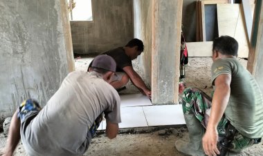 Satgas dan Warga Gesa Pemasangan Keramik RTLH Milik Desmiyantri