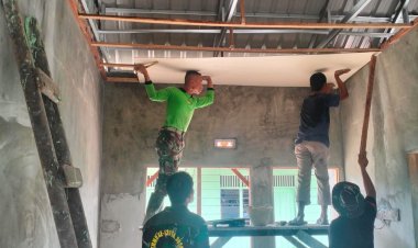 Kerjasama Satgas TMMD Bersama Warga yang Apik Bantu Pemasangan Plafon Rumah Milik Irman