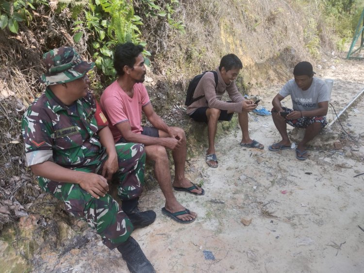 Disela Istirahat, Satgas TMMD Komsos Berbincang-bincang Bersama Warga  