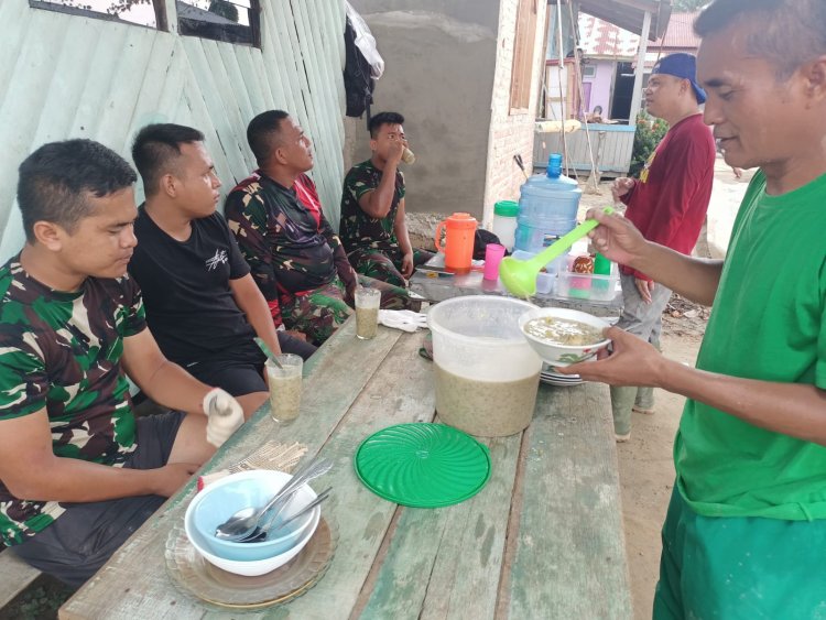 Disela Istirahat, Personel Satgas TMMD Disuguhi Bubur Kacang Hijau oleh Warga 