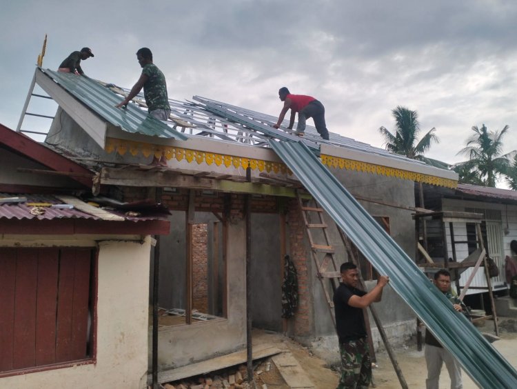 Satgas dan Warga Fokus Pemasangan Seng RTLH Milik Desmiyantri 