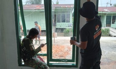 Satgas TMMD Lakukan Pengecatan Kusen Jendela Rumah Nurhayati 