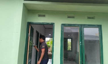 Pintu Rumah RTLH Emifitri Makin Indah dan Rapi Setelah di Cat Satgas TMMD 