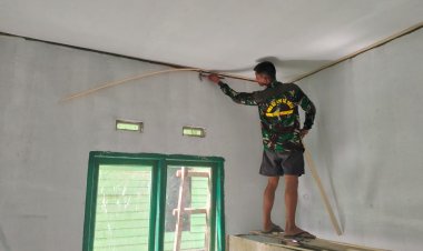 Pemasangan Les Plafon mulai Dikerjakan Satgas dan Warga