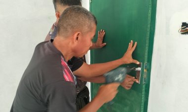 RTLH Milik Emifitri Dilanjutkan Pemasangan Kunci Pintu Rumah