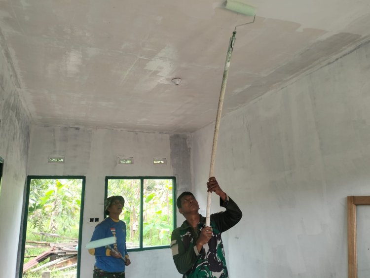 Satgas TMMD Bersama Warga Warnai Putih Lima Unit Rumah Tidak Layak Huni 