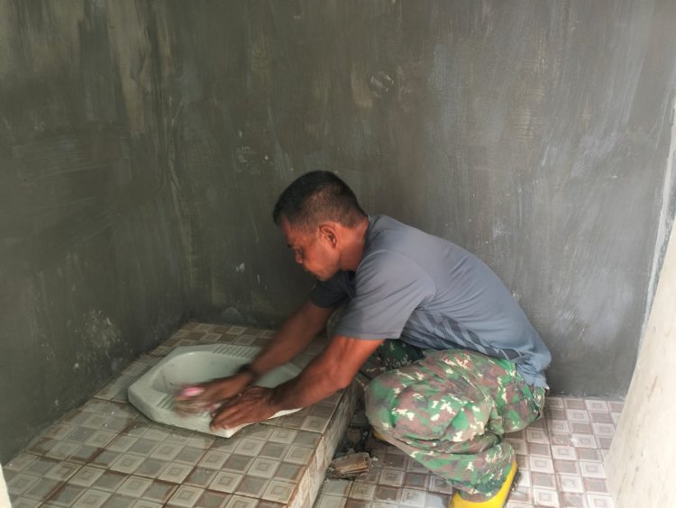 Satgas TMMD Ke 120 Kodim 0301/Pbr Pasang Kloset di RTLH Milik Desmiyantri 