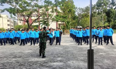 Babinsa Kodim 0301/Pbr Latih PBB Siswa Untuk Bentuk Patriotisme dan Disiplin