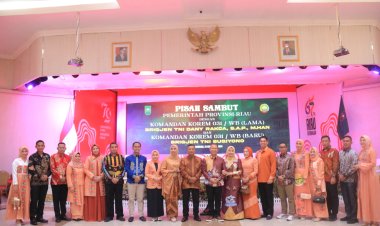 Didampingi Ketua Persit,Dandim 0301/Pbr Hadiri Pisah Sambut Danrem 031/WB Bersama Forkopimda