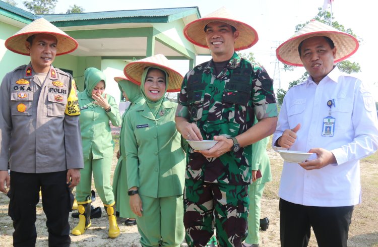 Manfaatkan Lahan Kosong, Dandim 0301/Pbr dan Ketua Persit Tanam Jagung 