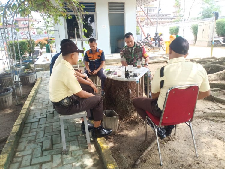 Babinsa Kodim Lakukan Komsos bersama Sekuriti Demi  Ciptakanlah Lingkungan yang Aman