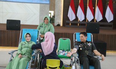 Kolonel Inf Sri Marantika Beruh dan Persit KCK Cab L Dim 0301 Peduli Melalui Donor Darah