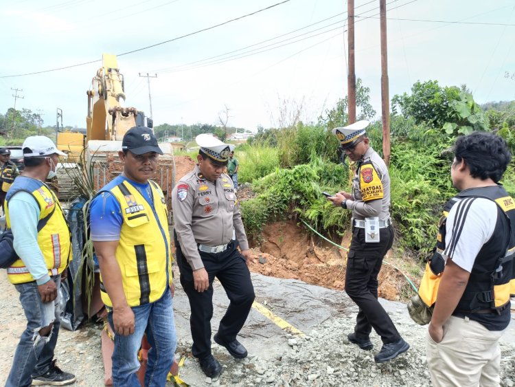 Kembali Amblas, Jalan penghubung Sumbar-Riau di Desa Tanjung Alai KM 91 Kampar  