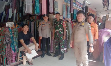 Babinsa Kodim 0301/Pbr Laksanakan Patroli di Pasar Guna Ciptakan Rasa Aman