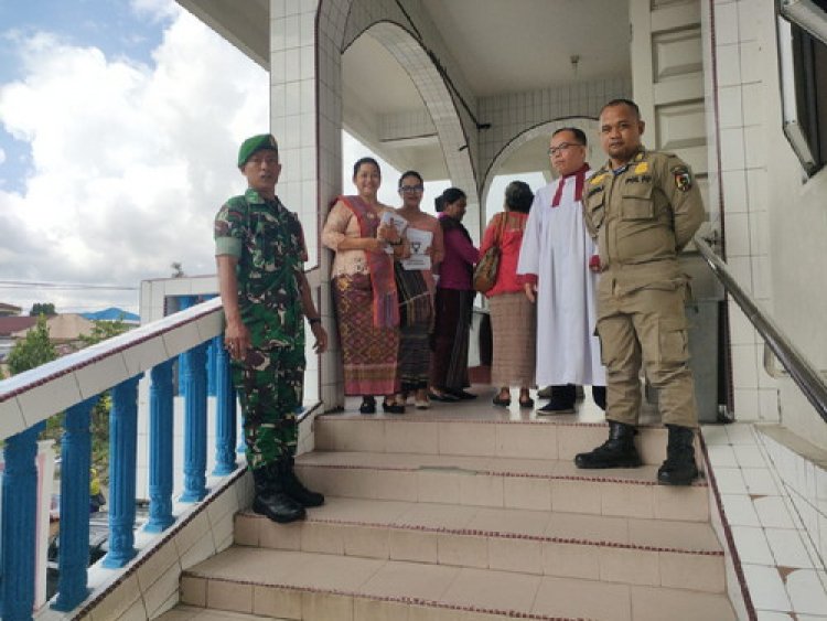 Ciptakan Suasana Kondusif,Babinsa Kodim 0301/Pbr Turut Amankan Misa Natal