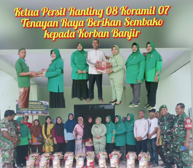 Babinsa Kodim 0301/Pbr Monitoring Pembagian Sembako Pada Korban Banjir
