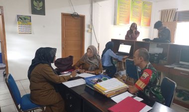 Babinsa Kodim 0301/Pbr Lakukan Komsos Dengan Lurah Umban Sari Bahas Pembentukan LPS