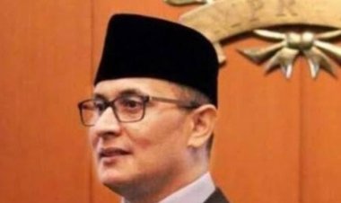 Pemimpin yang Tertukar : Bayang-Bayang di Tahta, Terang di Pinggiran