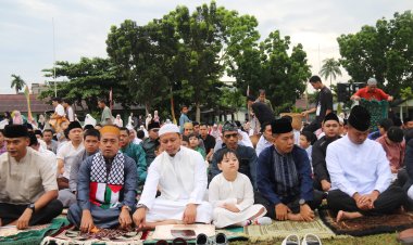 Dandim Letkol Ikhsanudin dan Forkopimda Tunaikan Sholat Idul Adha di Tengah Masyarakat Bukit Raya