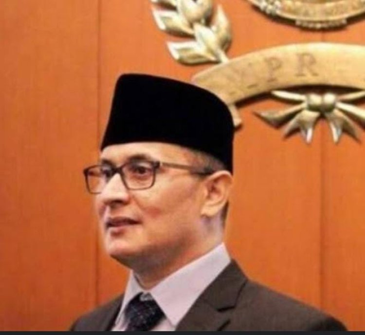 Pemimpin yang Tertukar : Bayang-Bayang di Tahta, Terang di Pinggiran