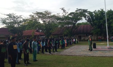 Babinsa Kodim 0301/Pekanbaru Bina Karakter Siswa Baru di SMK Farmasi Ika Sari no