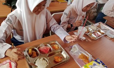 Hari Kedua Program Makan Bergizi Di SMA Negeri 19 Pekanbaru Berjalan Dengan Baik.
