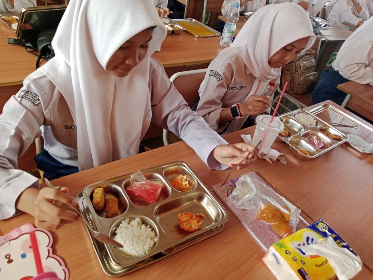 Hari Kedua Program Makan Bergizi Di SMA Negeri 19 Pekanbaru Berjalan Dengan Baik.