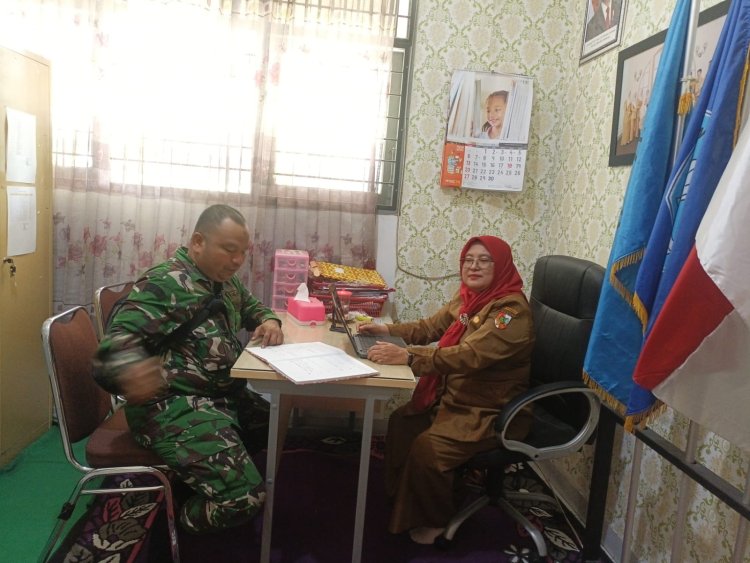 Masuk Tahun Ajaran Baru,Babinsa Kodim 0301/Pbr Jaga Keamanan Siswa Baru