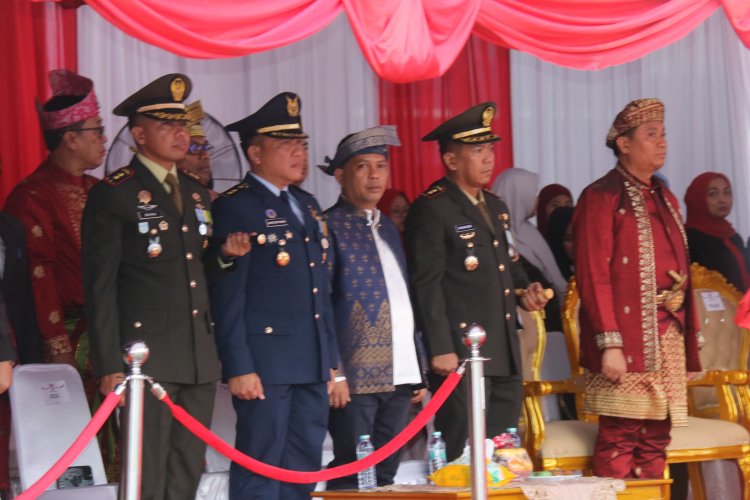 Dandim 0301/Pbr Hadiri Upacara Penurunan Bendera Merah Putih Peringatan HUT ke-80 RI