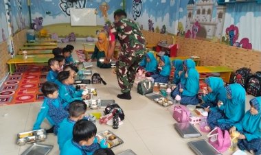 Jaga Gizi Anak Indonesia,Kodim 0301/Pbr Bagikan 150 MBG Pada Murid TK