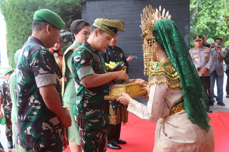 Tradisi Penyambutan Pangdam XIX/TT, Dandim 0301/Pekanbaru Turut Sambut di Bandara SSQ II