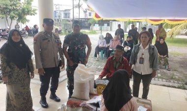 Babinsa Kodim 0301/Pbr Kawal Penyaluran Bantuan Pangan untuk 242 KPM