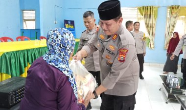Polsek Kampar 'Sentuh' Desa Ranah dengan Bantuan Sosial"