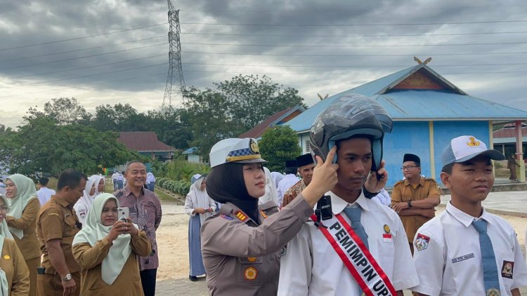 SMK N 1 Kuok 'Hijau' dengan Green Policing Satlantas Polres Kampar, Kapolres: 'Bangun Generasi Sadar Hukum dan Cinta Alam!' "