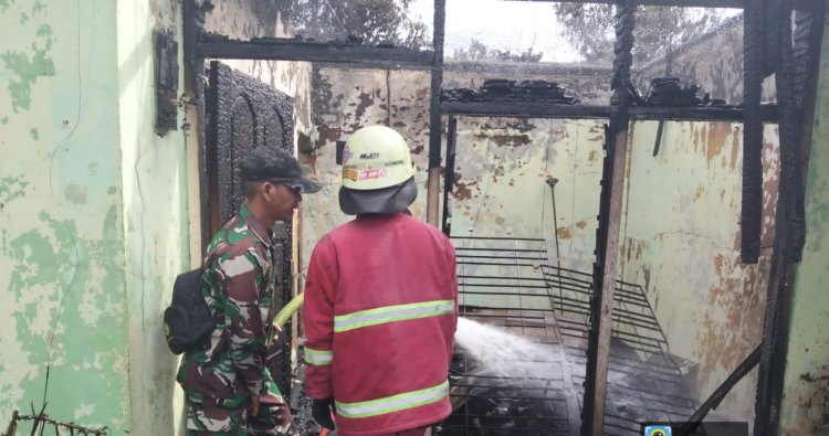 Babinsa Kodim 0301/Pbr Turut Bantu Damkar Padamkan Kebakaran Rumah Warga