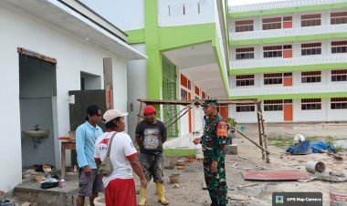 Dekat dengan Rakyat, Babinsa Kodim 0301/Pbr Jalin Komsos Bersama Tukang Bangunan