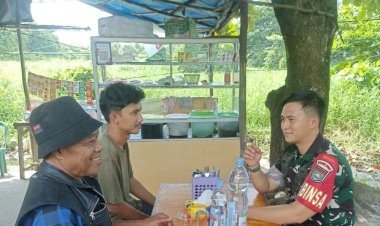 Babinsa Kodim 0301/Pbr Perkuat Kamtibmas Lewat Komsos Bersama Tokoh Masyarakat