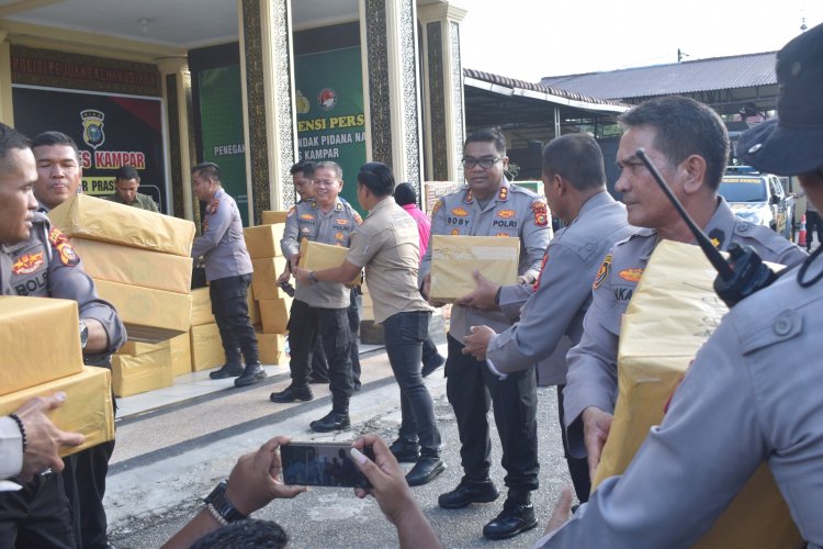 AKBP Boby 'Pimpin' Aksi Kemanusiaan, Polres Kampar Siapkan Bantuan untuk Korban Banjir Bandang Sumbar, Gerak Cepat'!