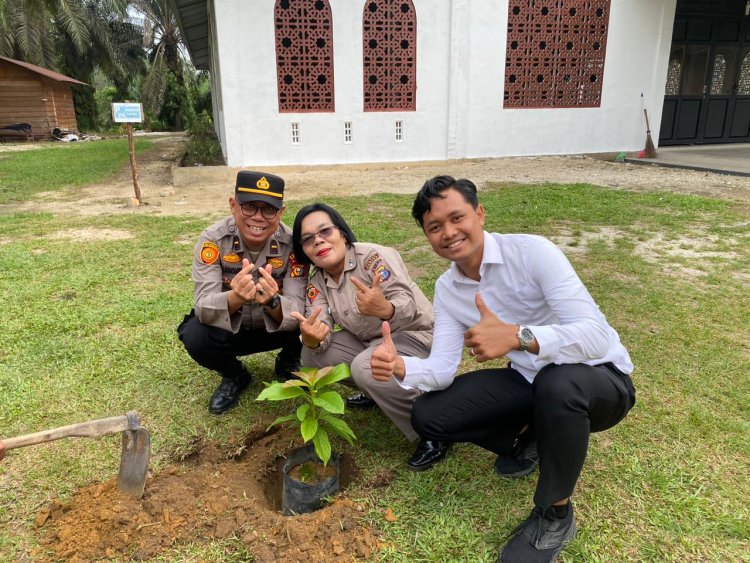 Green Policing Goes to Church, Kapolres Kampar: Wujud Kepedulian Polri, Jaga Kamtibmas & Kelestarian Hutan!"