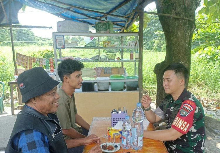 Babinsa Kodim 0301/Pbr Perkuat Kamtibmas Lewat Komsos Bersama Tokoh Masyarakat