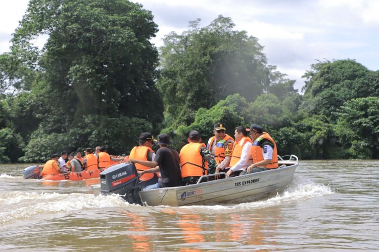 Kapolres Kampar Patroli'l Sungai Kampar, Siaga Banjir, PastikannKeamanan Warga, Kapolres: Prioritaskan Keselamatan!"